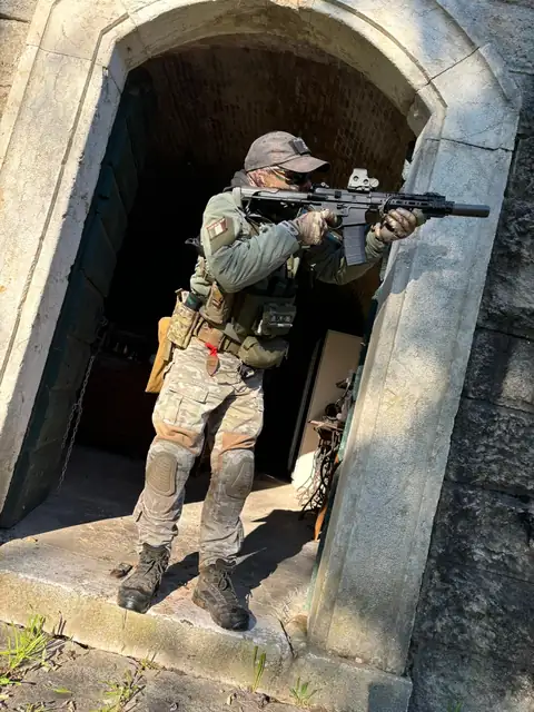 Uscita da un bunker con la replica in mira