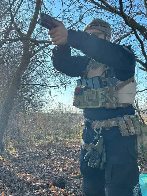 Tiro con la pistola tra gli alberi