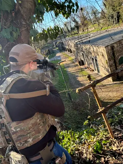 Tiratore con ottica verso le casupole